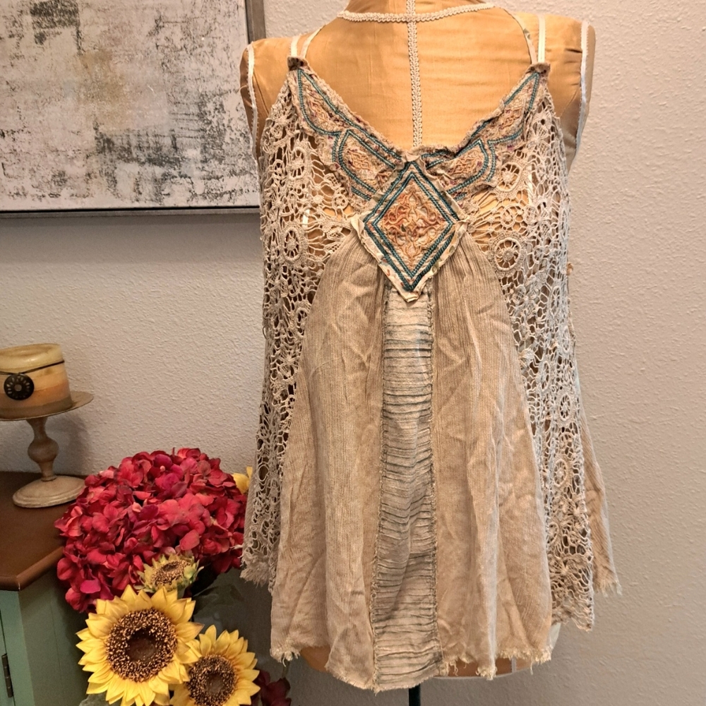 Gimmicks by BKE Boho Tank- NWT Size Large